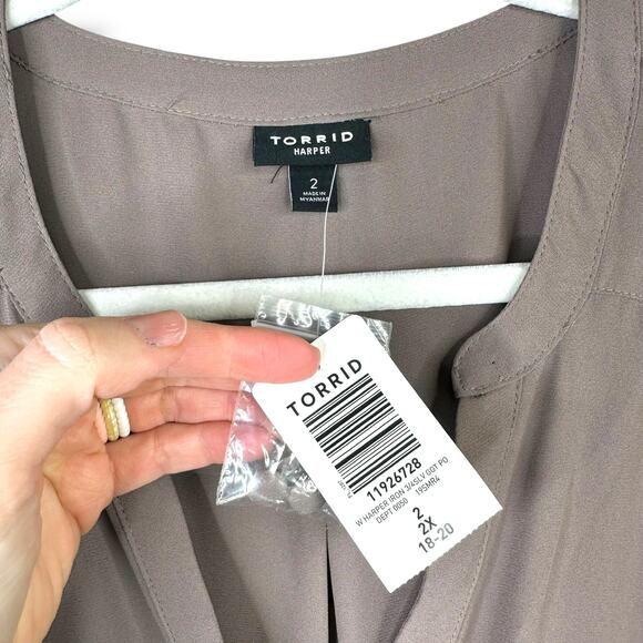 Torrid NWT Harper Iron Dark Grey Button Collarless 3/4 Sleeve Pullover Blouse - Picture 6 of 11